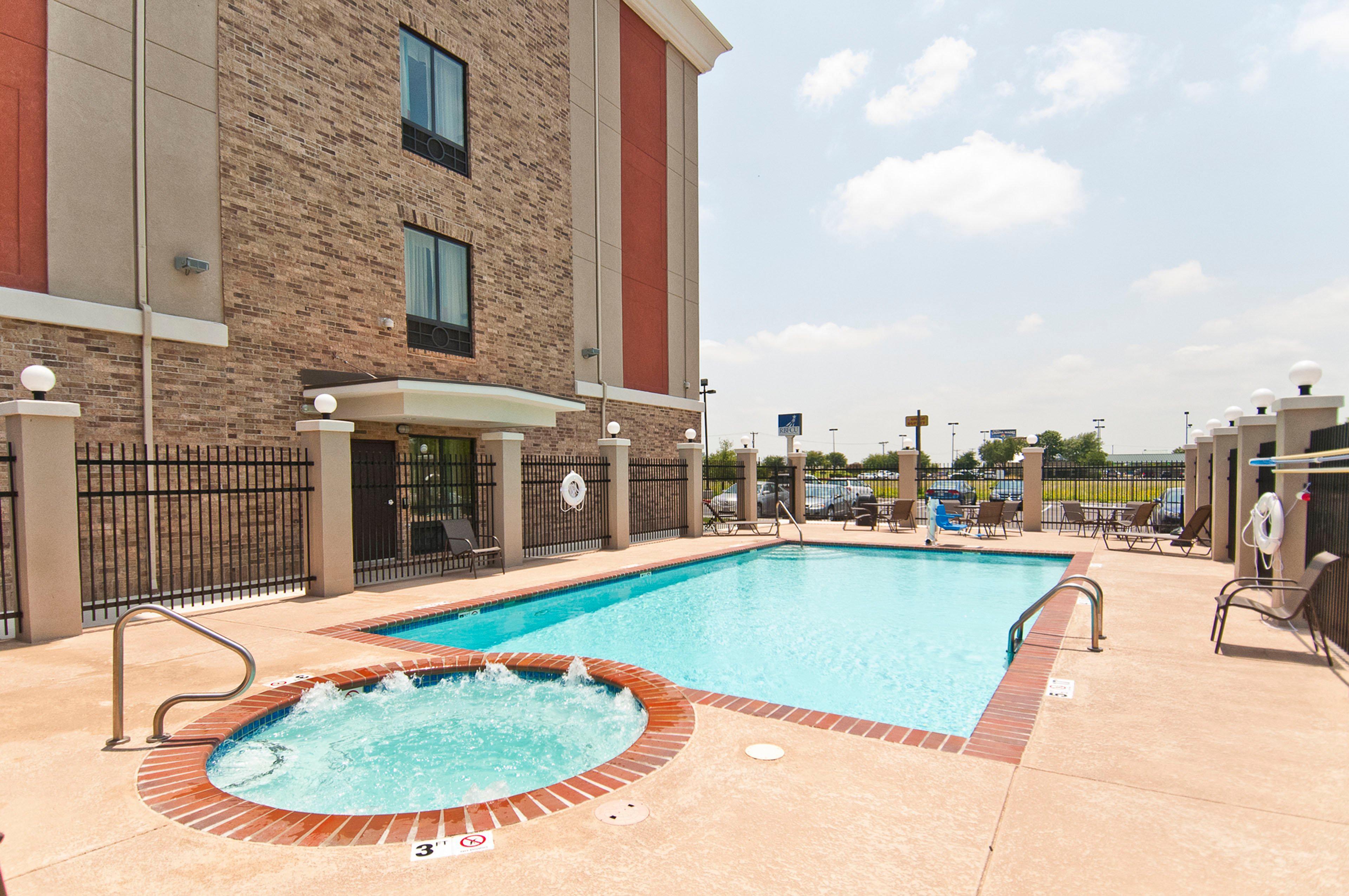Holiday Inn Express & Suites San Antonio Frost Bank Center By Ihg Kültér fotó