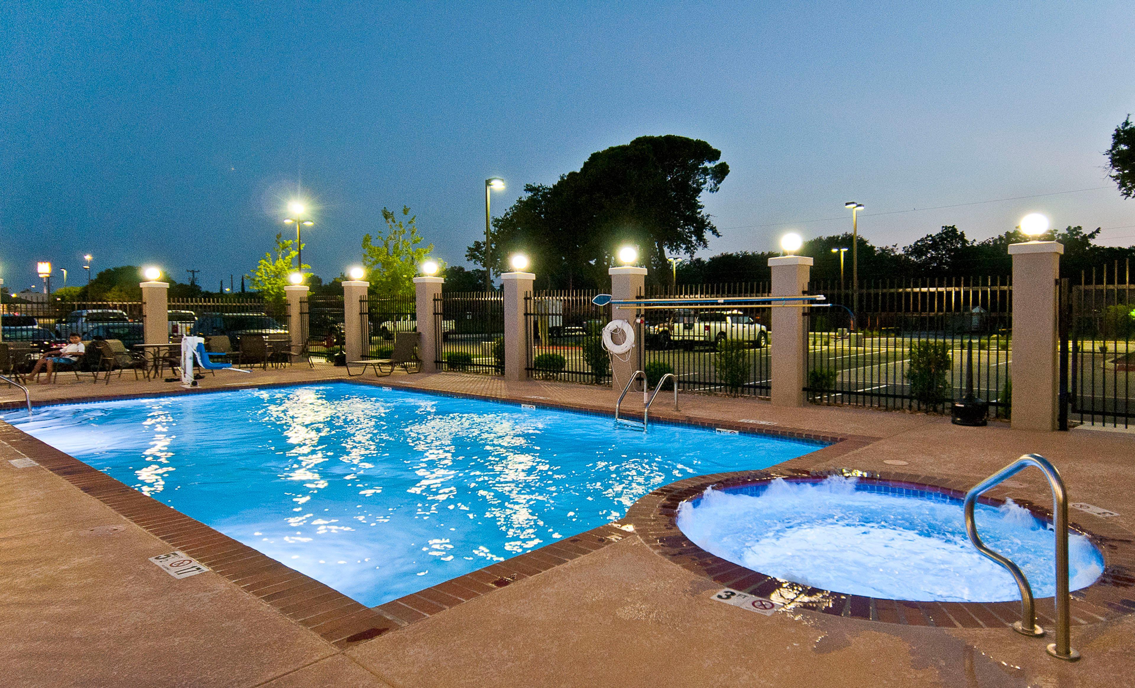 Holiday Inn Express & Suites San Antonio Frost Bank Center By Ihg Kültér fotó